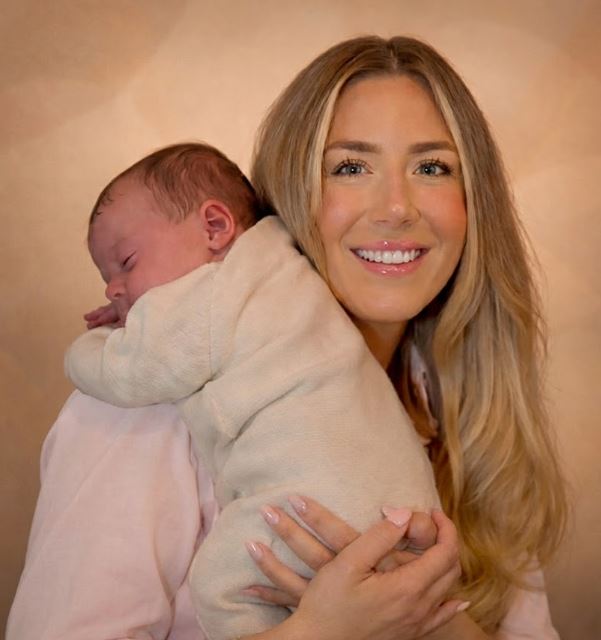 Умай шилжүүлэн суулгах мэс засалд орсон эмэгтэй анхны хүүхдээ төрүүлжээ