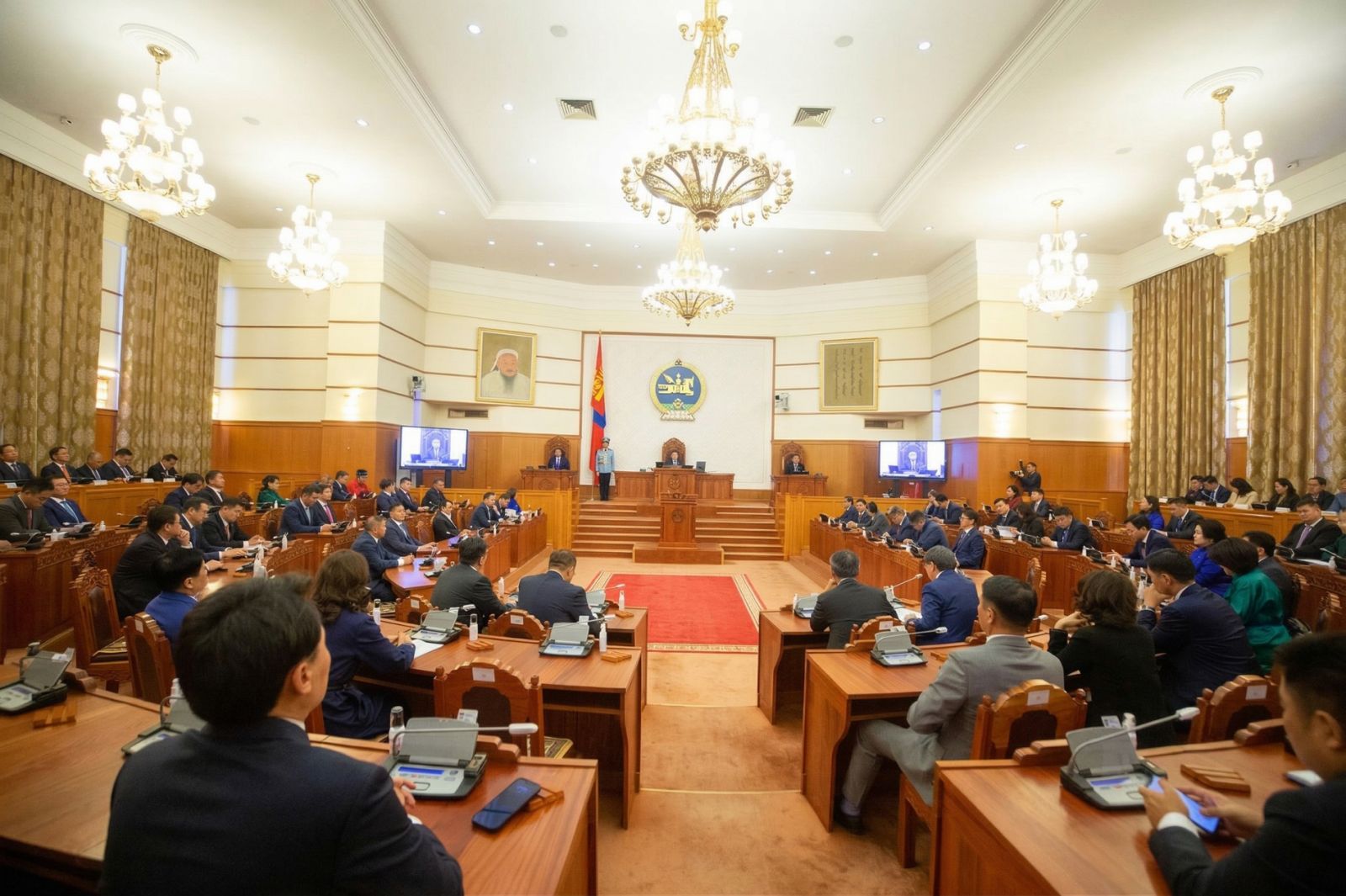 Төрийн Ордныг том төсөл хулгайлах, тэмцэлийн талбар болгож байна
