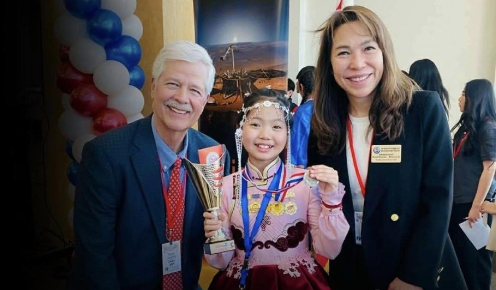 АНУ-ын тэнгэрт Монгол хүүхдийн оюун ухаан мандаж, алтан медаль, аваргын цомын эзэн боллоо